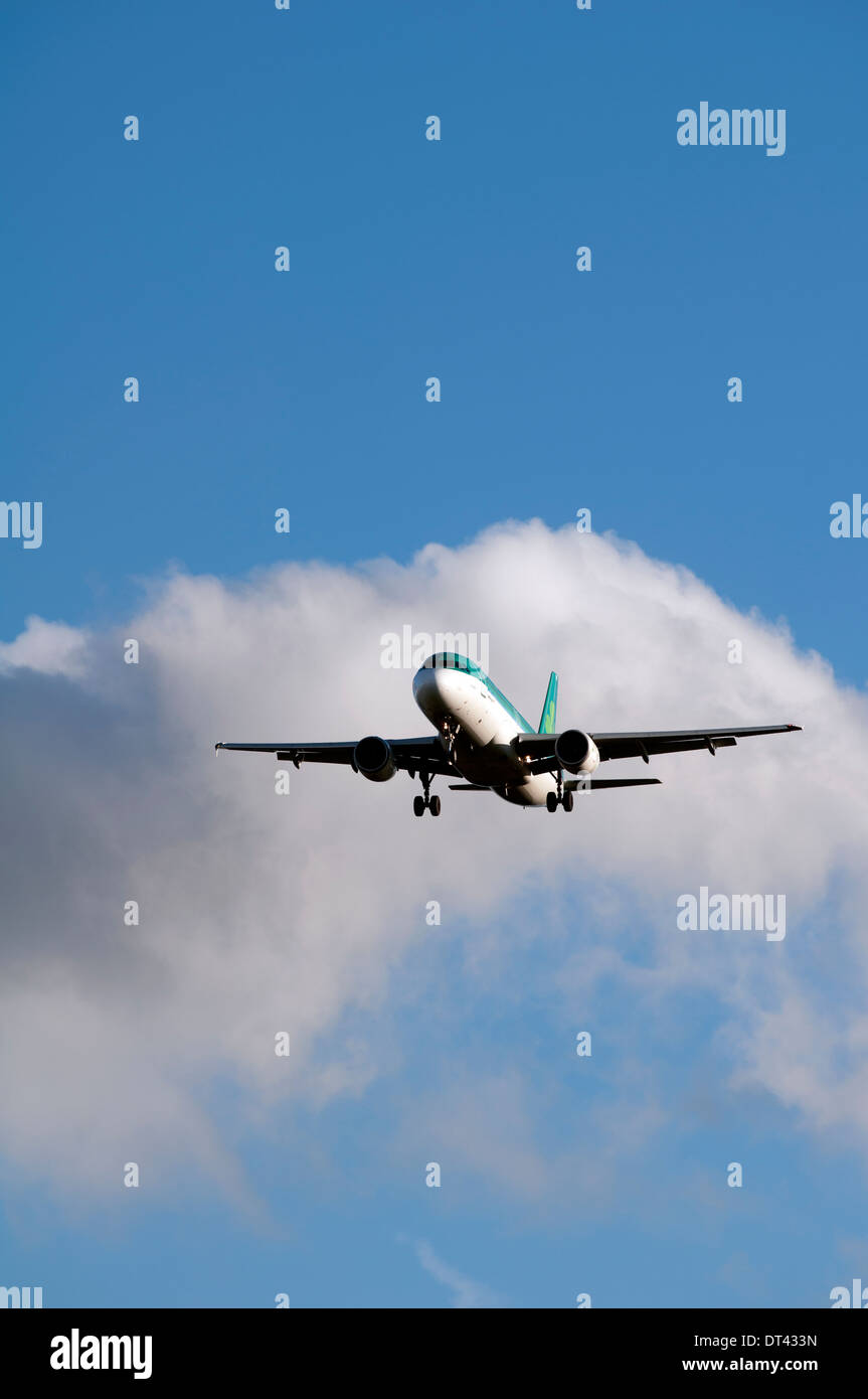 Aer Lingus Airbus A320 (EI-CVA) nähert sich Flughafen Birmingham, UK Stockfoto