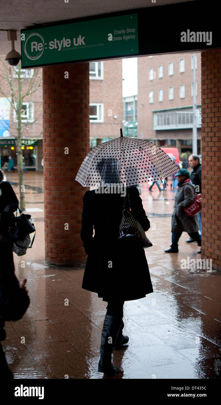 Frau mit Sonnenschirm, Broadgate, Coventry, UK Stockfoto