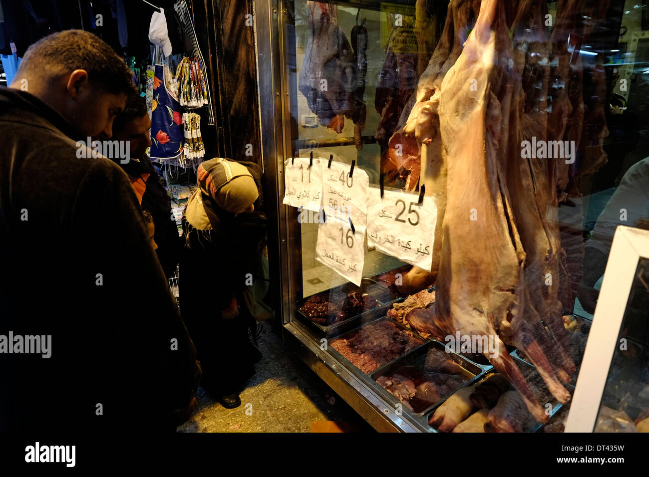 Palästinenser Inspektion Preisschilder im Ladengeschäft Metzgerei in Beit Habad auch Khan az Zait Straße in das muslimische Viertel Altstadt Ost-Jerusalem Israel Stockfoto