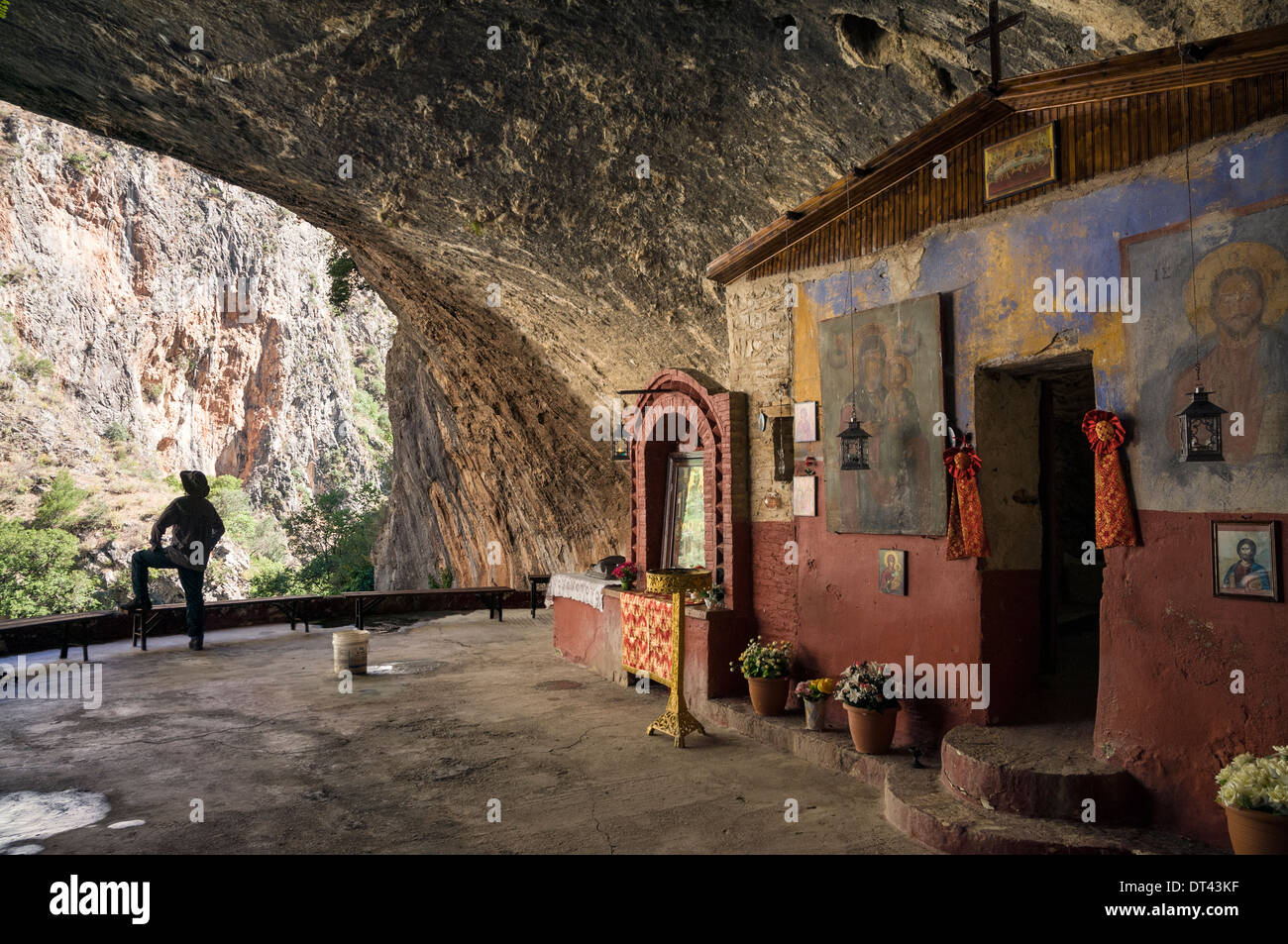 Die Höhle-Kapelle des Langadiotissa in der Langadiotisa-Schlucht im Taygetos Gebirge oberhalb Parori, Lakonia, Peloponnes, Griechenland Stockfoto