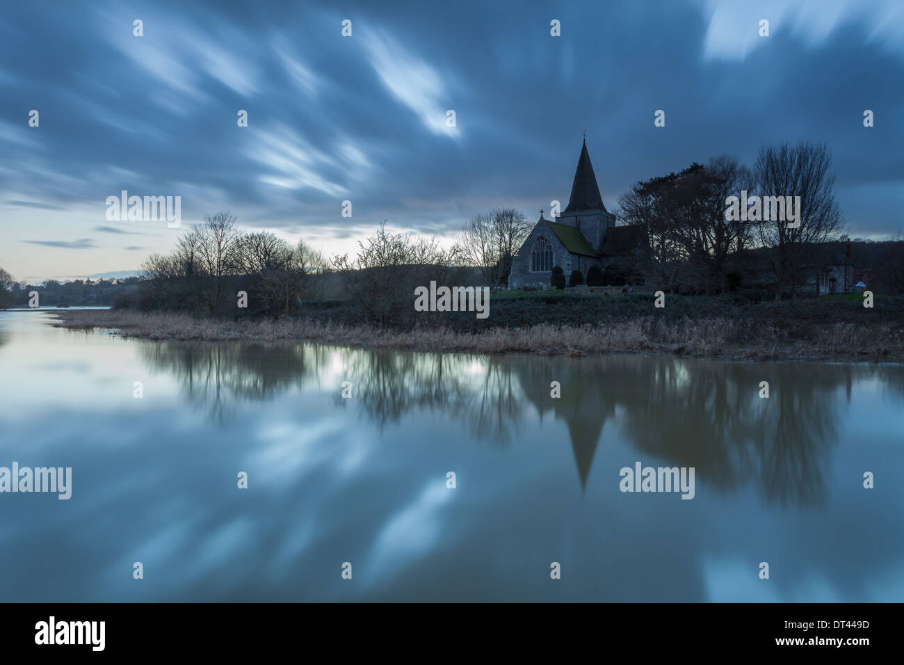 St Andrew Church ("Kathedrale der Downs") in überfluteten Touristenort, einem malerischen mittelalterlichen Dorf in East Sussex, England. Stockfoto