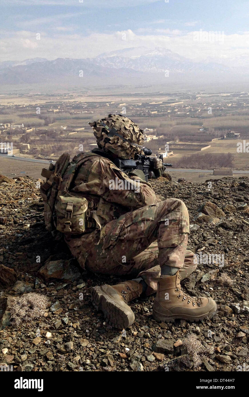 Ein US-Soldat aus der 10th Mountain Division auf Patrouille in unwegsamem Gelände 23. Januar 2014 in der Nähe der Ortschaft Mohammad Agah in Provinz Logar, Afghanistan. Stockfoto