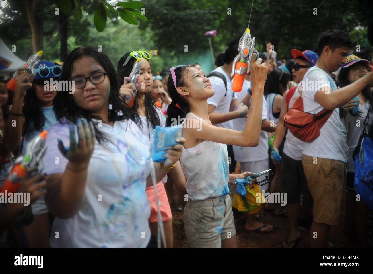 Jakarta, Indonesien. 8. Februar 2014. Die Teilnehmer schießen gefärbtem Wasser mit Wasserpistolen während dem Holi Wasser Festival in Jakarta, Indonesien, 8. Februar. 2014. die Besonderheit dieser Veranstaltung ist, dass Menschen malen sich mit verschiedenen Farben und in einer Wasserpistole Schlacht teilnehmen. (Xinhua/Zulkarnain/Alamy Live-Nachrichten) Stockfoto