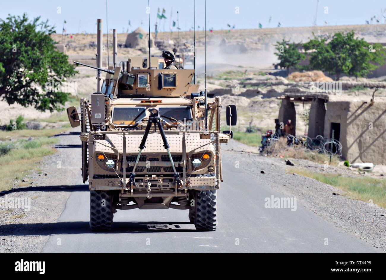 US-Armeesoldaten sucht nach Aufständischen Taliban aus dem Turm eine Mine-resistente, Hinterhalt geschützt All - Terrain-Fahrzeug während der Operation Southern Strike II 4. Juni 2012 in Spin Boldak, Provinz Kandahar, Afghanistan. Stockfoto