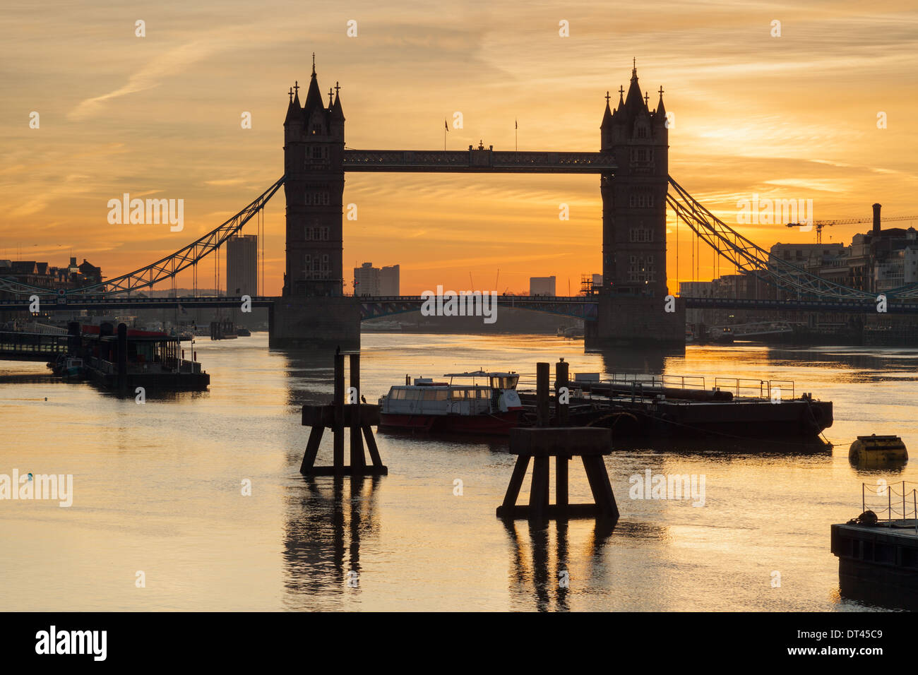 Sonnenaufgang an der Tower Bridge in London. Stockfoto