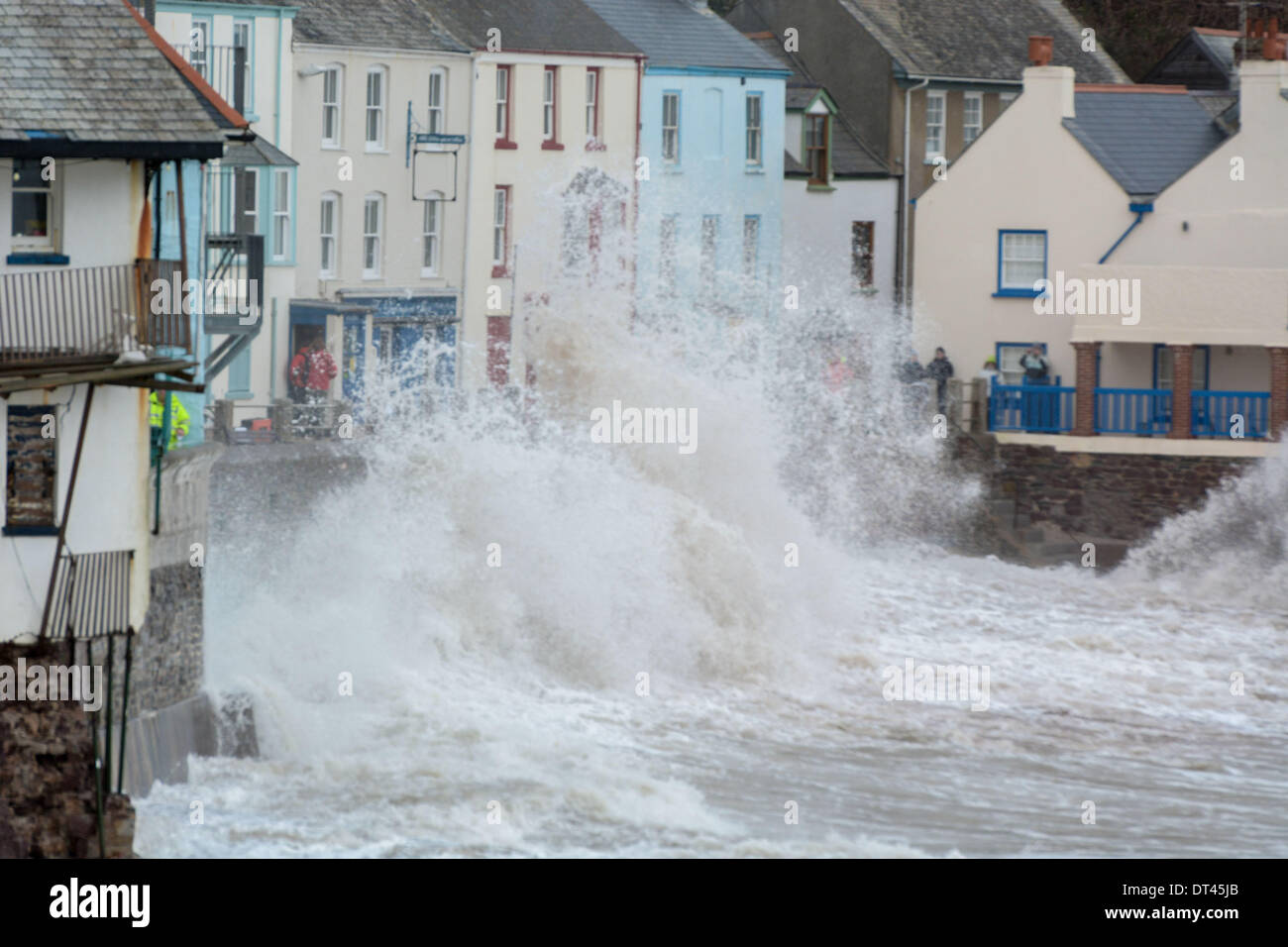 Cornwall, UK Samstag, 8. Februar 2014, KIngsand der Clock Tower und Menschen sammeln die Fotogallery die Wellen bei Flut. Bildnachweis: Bild von Sean Hernon. / Alamy Live News Stockfoto