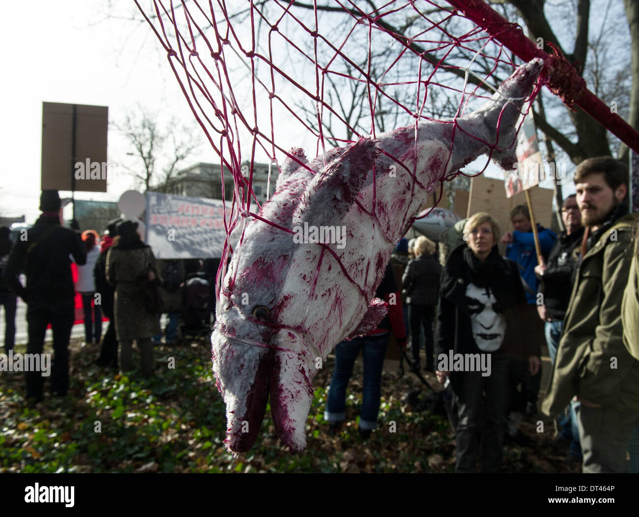 Berlin, Deutschland. 8. Februar 2014. Stofftier Delphin hängt in einem Netz auf einer Demonstration gegen die Tötung von Delfinen in Taiji (Japan), das von Tierschutzorganisation WDSF in Berlin organisiert wurde. Nach Angaben der Polizei rund 1000 Menschen demonstrierten gegen die Tötung von Delfinen die japanische Küste vor der japanischen Botschaft in Berlin. . Foto: PAUL ZINKEN/DPA-NO WIRE SERVICE/KEIN BILDFUNK - Credit: Dpa picture-Alliance/Alamy Live News Stockfoto