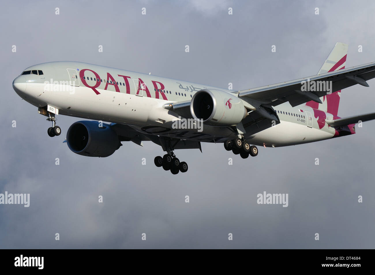 Qatar Airways Company Q.C.S.C.C., die als Qatar Airways fungiert, ist die staatliche Flaggengesellschaft Katars. Qatar Boeing 777 Jet-Flugzeug landet in Heathrow Stockfoto