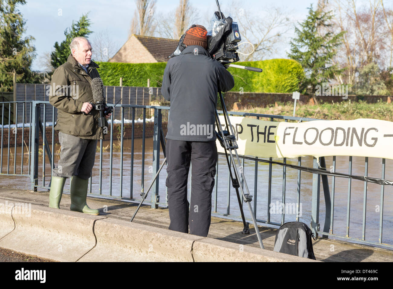 Burrowbridge, Somerset, UK. 8. Februar 2014. Konservative MP Herr Ian Liddell-Grainger interviewt von BBC News am 8. Februar 2014 stand auf der Brücke über den Fluß Parrett auf die A361 am Burrowbridge, Somerset. Wegen starker Regenfälle haben die Flüsse Parrett und Ton ihre Banken platzen, Überschwemmungen in der Nähe von Ackerland und verlassen unter Wasser Häuser. Nach besuchen von Herrn Chris Smith und David Cameron gestern eine schwere Wasseralarm bleibt und einige Bewohner zu evakuieren gesagt worden. Die Somerset Niveaus haben erlebt den schlimmsten Überschwemmungen in der lebendigen Geschichte. Bildnachweis: Nick Kabel/Alamy Live Stockfoto
