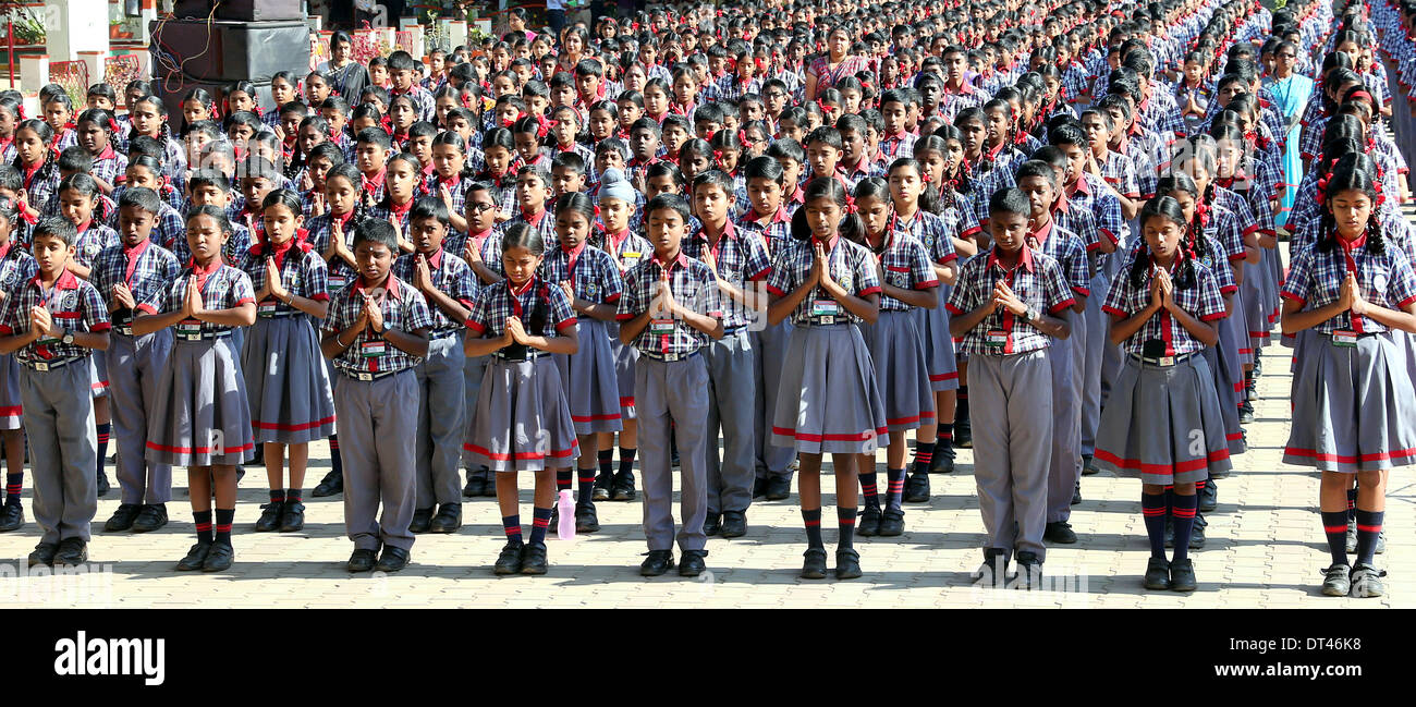 Bangalore, Indien. 8. Februar 2014. Schüler der Schule Kendriya Vidyalaya bereiten Sie für den Besuch von Bundespräsident Gauck mit Lockerungsübungen-Up Übungen und Gebete in Bangalore, Indien, 8. Februar 2014. Gauck ist ein sechs-Tage-Staatsbesuch in Indien. Foto: WOLFGANG KUMM/DPA/Alamy Live-Nachrichten Stockfoto