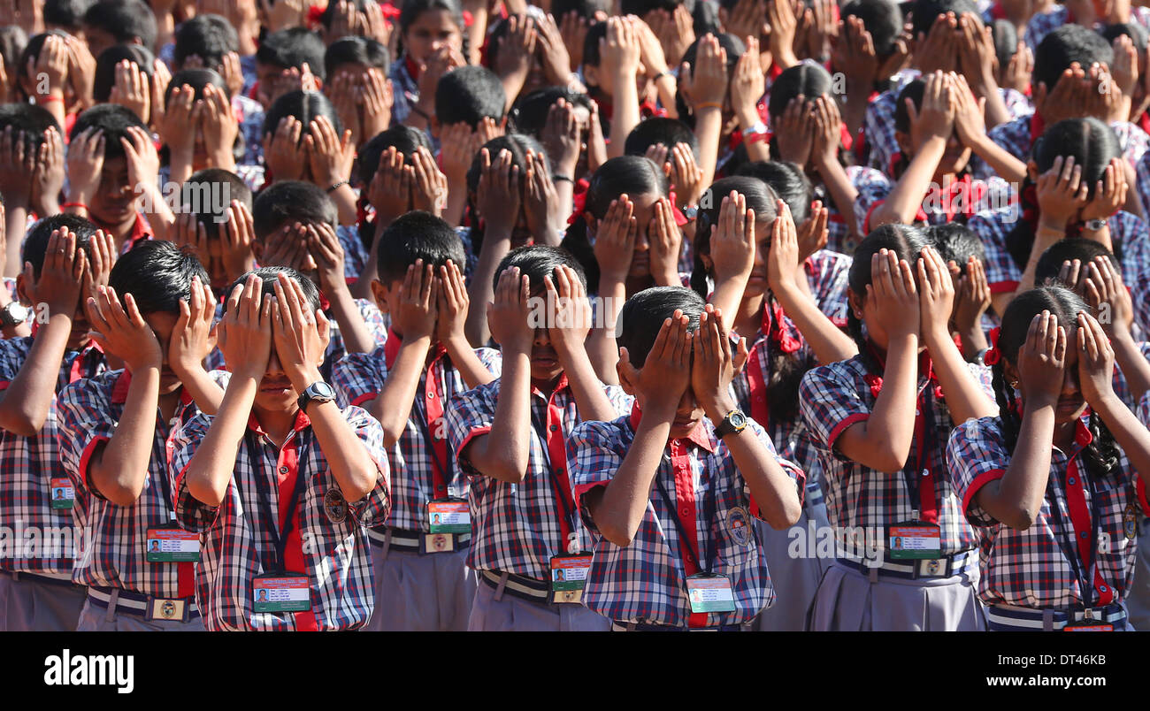 Bangalore, Indien. 8. Februar 2014. Schüler der Schule Kendriya Vidyalaya bereiten Sie für den Besuch von Bundespräsident Gauck mit Lockerungsübungen-Up Übungen und Gebete in Bangalore, Indien, 8. Februar 2014. Gauck ist ein sechs-Tage-Staatsbesuch in Indien. Foto: WOLFGANG KUMM/DPA/Alamy Live-Nachrichten Stockfoto