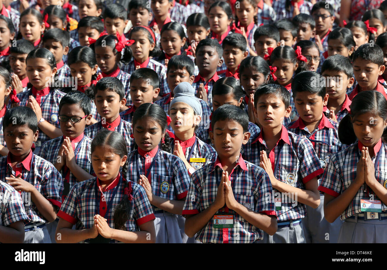 Bangalore, Indien. 8. Februar 2014. Schüler der Schule Kendriya Vidyalaya bereiten Sie für den Besuch von Bundespräsident Gauck mit Lockerungsübungen-Up Übungen und Gebete in Bangalore, Indien, 8. Februar 2014. Gauck ist ein sechs-Tage-Staatsbesuch in Indien. Foto: WOLFGANG KUMM/DPA/Alamy Live-Nachrichten Stockfoto