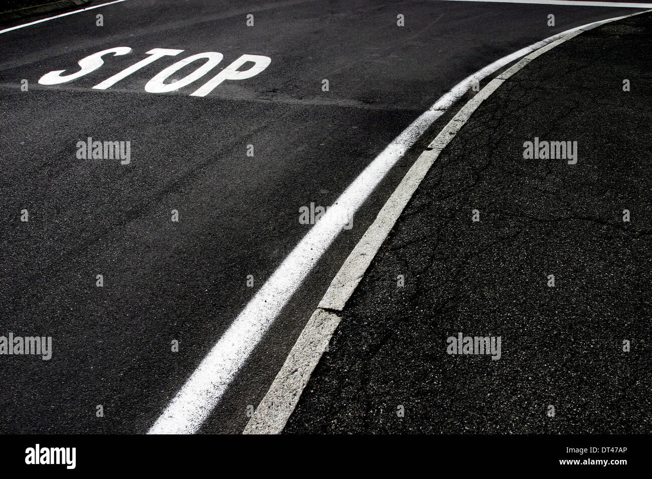 Stopp-Signal auf die Straße gemalt Stockfoto