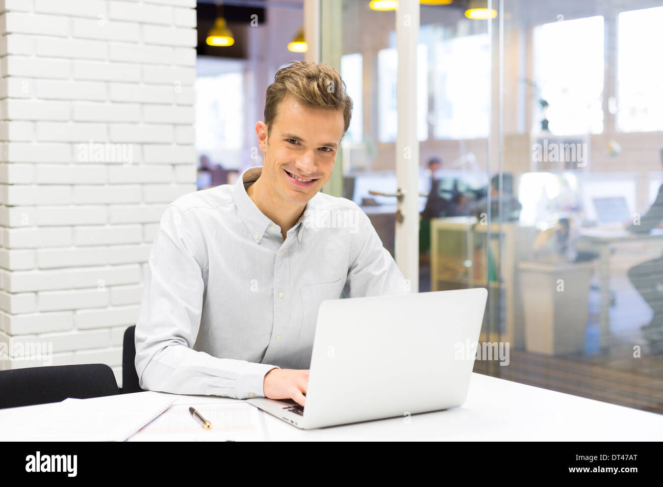 Männlichen Computerschreibtisch Kamera suchen Stockfoto