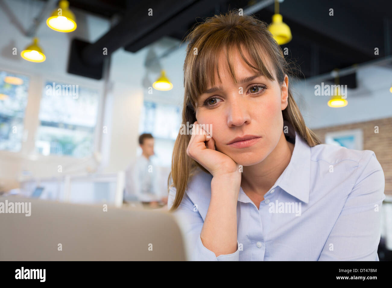 Weibliche Geschäft müde Schreibtisch-computer Stockfoto