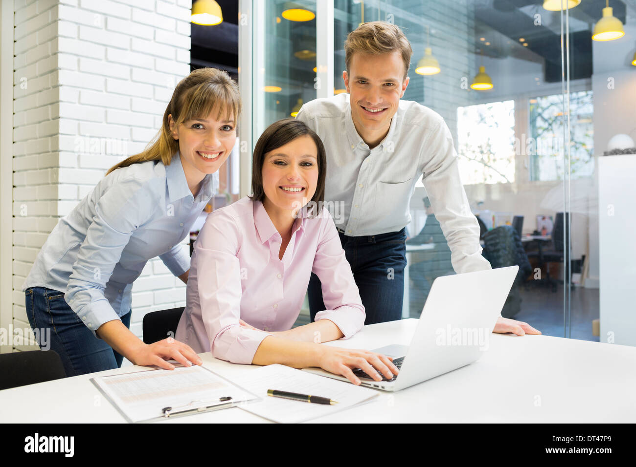 Mann Frau Computer Schreibtisch Büro Geschäftstreffen Stockfoto