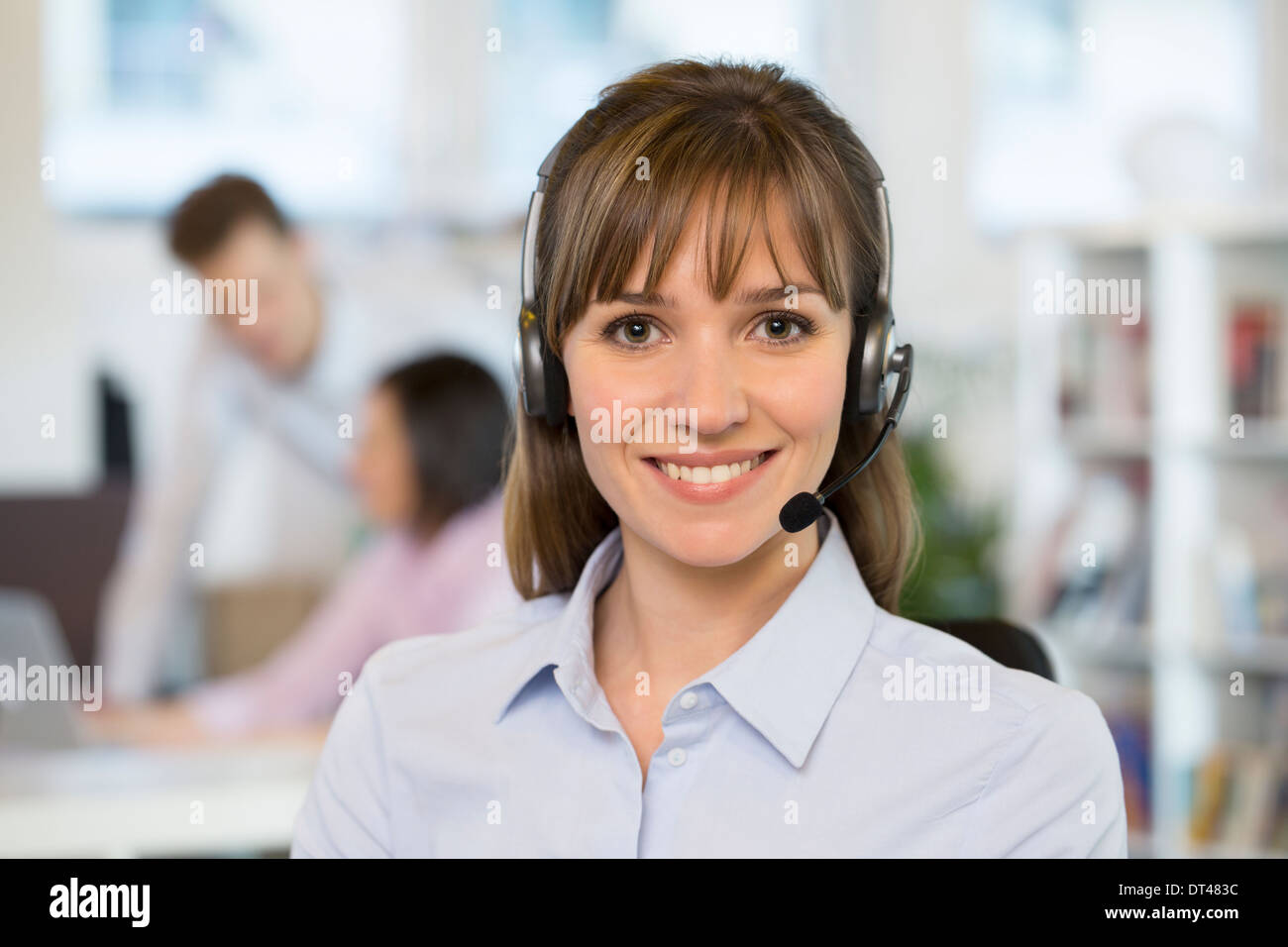 Business-Frau ziemlich lächelnd auf dem Telefon Anruf Stockfoto