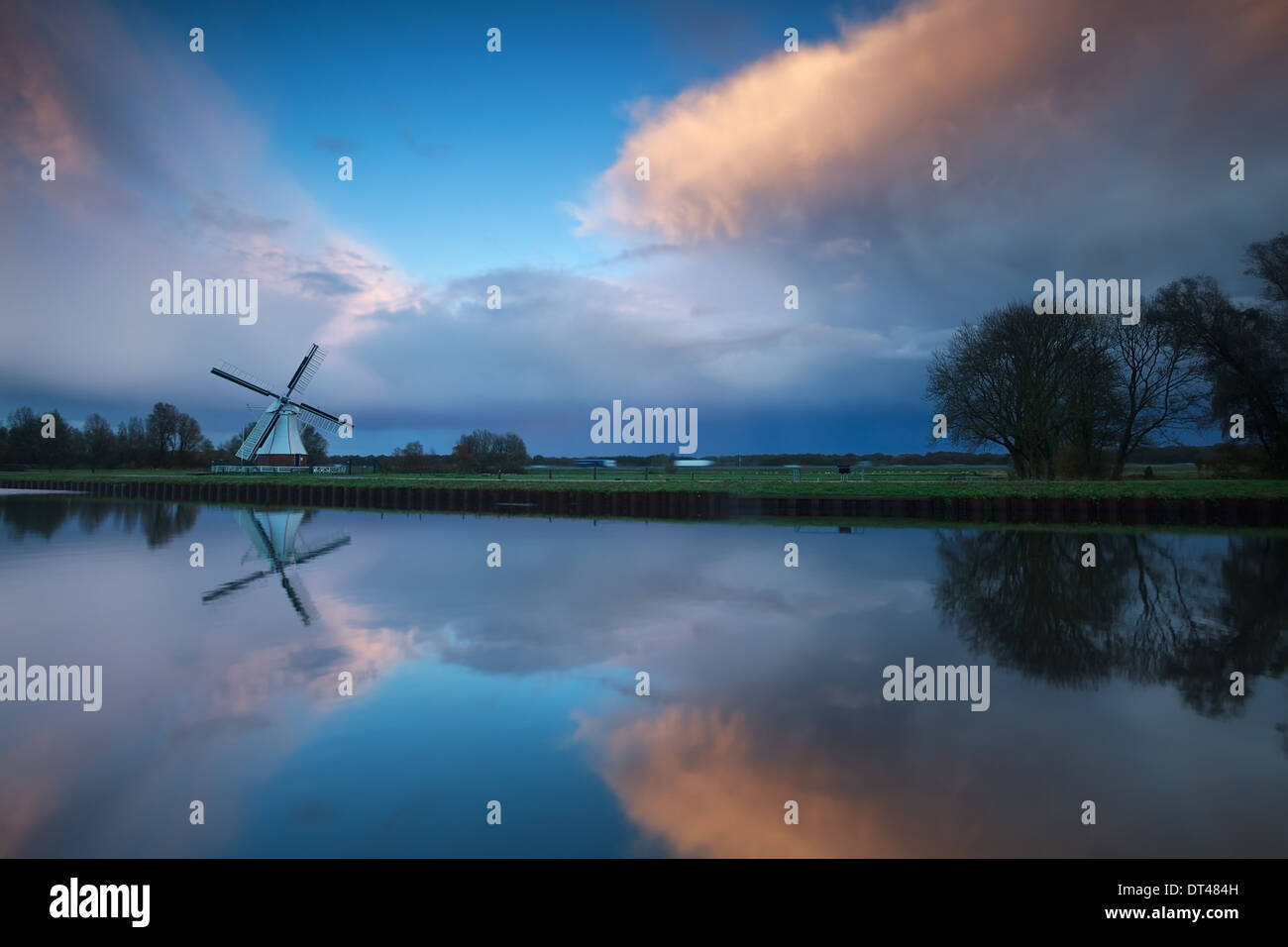 Holländische Windmühle bei stürmischen Sonnenuntergang, Holland Stockfoto