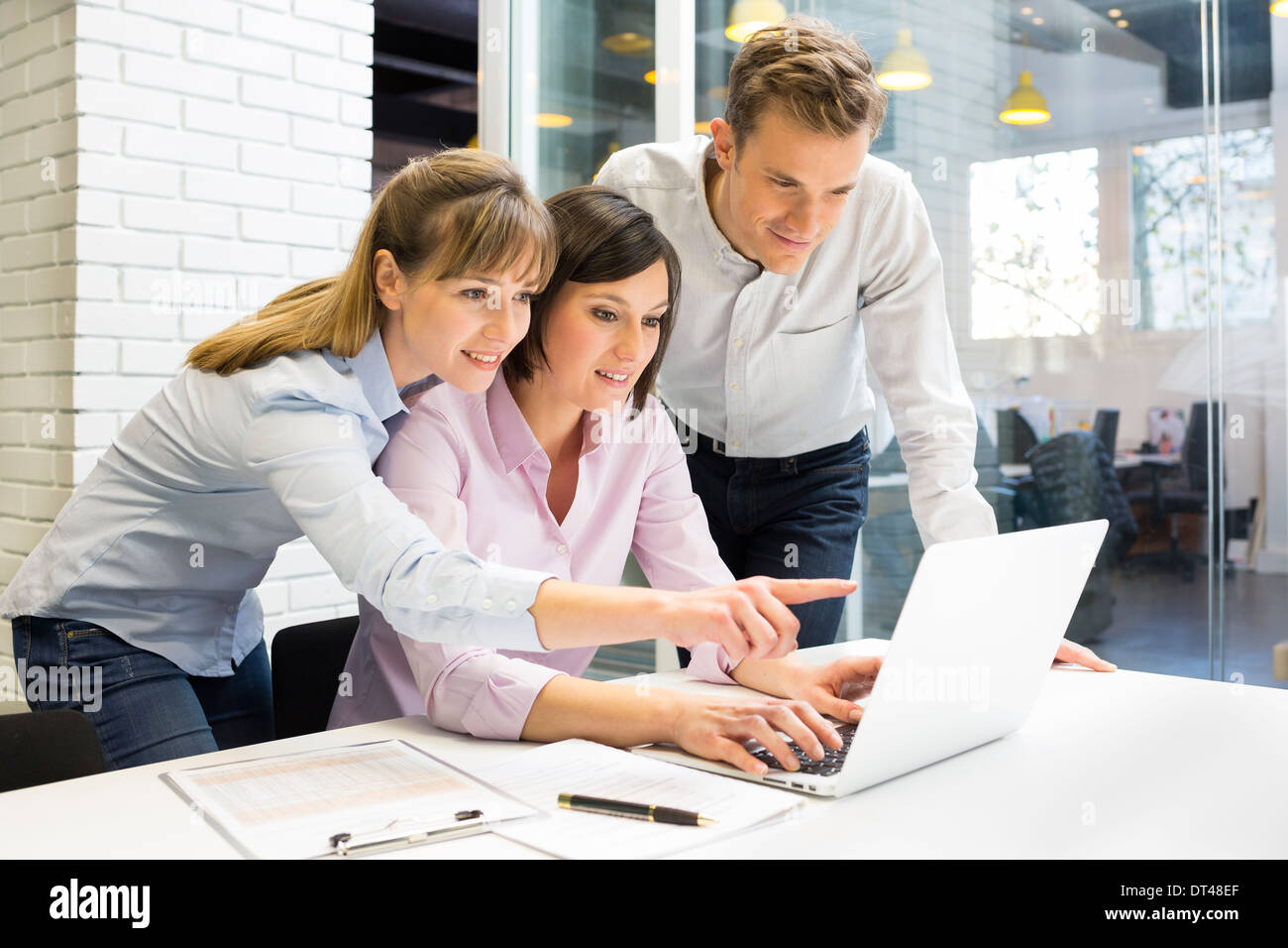 Mann Frau Computer Schreibtisch Existenzgründung Stockfoto