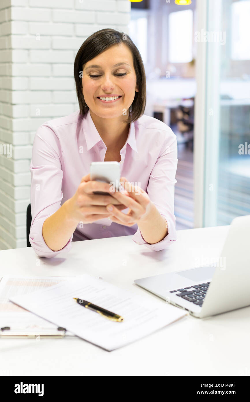 Weibliche Business Handy Schreibtisch eingeben Stockfoto