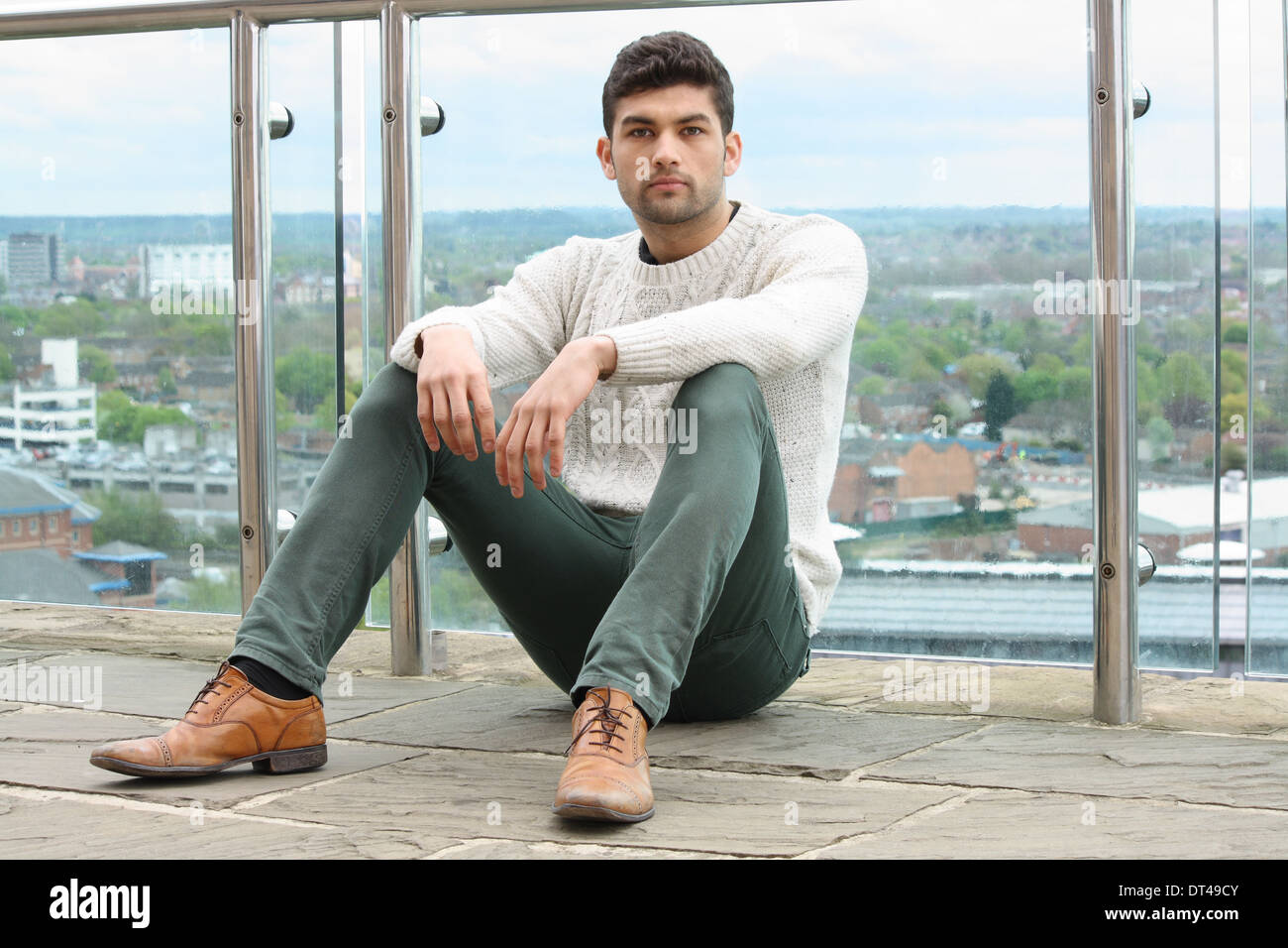 Ein männliches Modell sitzen. Stockfoto