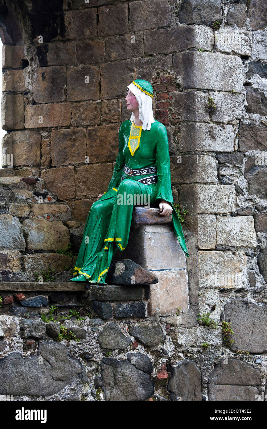 Historischem Vorbild einer Frau sitzt in einem Alkoven Carrickfergus Castle, eine normannische Burg in Nordirland, Stockfoto
