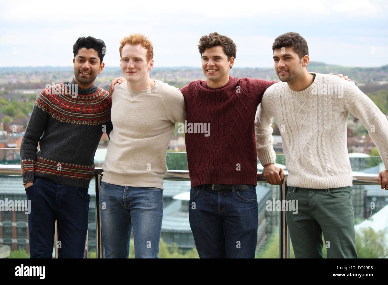 Eine Gruppe von männlichen Modellen zusammenstehen. Stockfoto