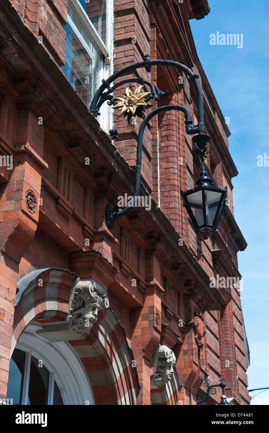 Kunstvolle Eisen Lampe über der Eingangstür zum Lewes Rathaus in East Sussex, England Stockfoto