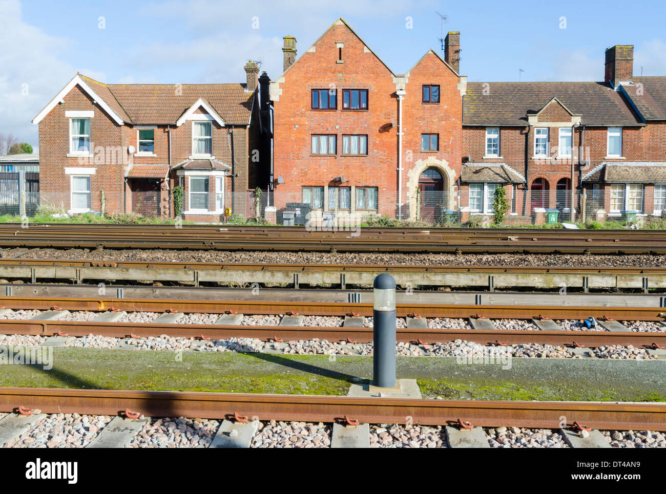 Eisenbahnstrecke vorbei Gehäuse in einem städtischen Gebiet im Vereinigten Königreich. Stockfoto