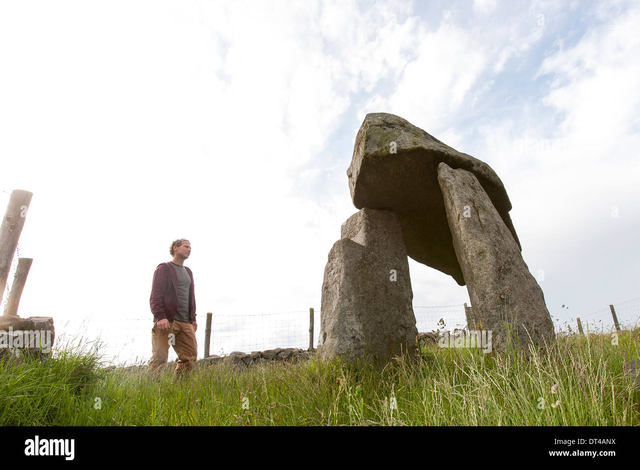 Legananny Dolmen ist ein megalithischen Dolmen oder Cromlech zu nahe Banbridge und Castlewellan, ein gutes Beispiel für ein Dolmen. Stockfoto