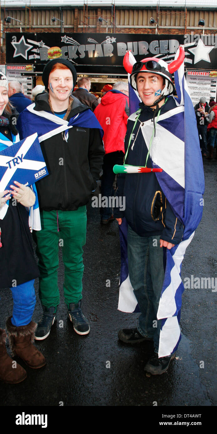Edinburgh, Schottland. 8. Februar 2014. Fans, die vor dem Spiel-Atmosphäre zu genießen, bevor die RBS 6 Nations zwischen Schottland und England im Murrayfield Stadium, Edinburgh entsprechen. Bildnachweis: Action Plus Sport Bilder/Alamy Live News Stockfoto