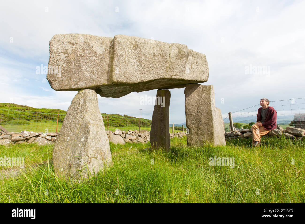 Legananny Dolmen ist ein megalithischen Dolmen oder Cromlech zu nahe Banbridge und Castlewellan, ein gutes Beispiel für ein Dolmen. Stockfoto