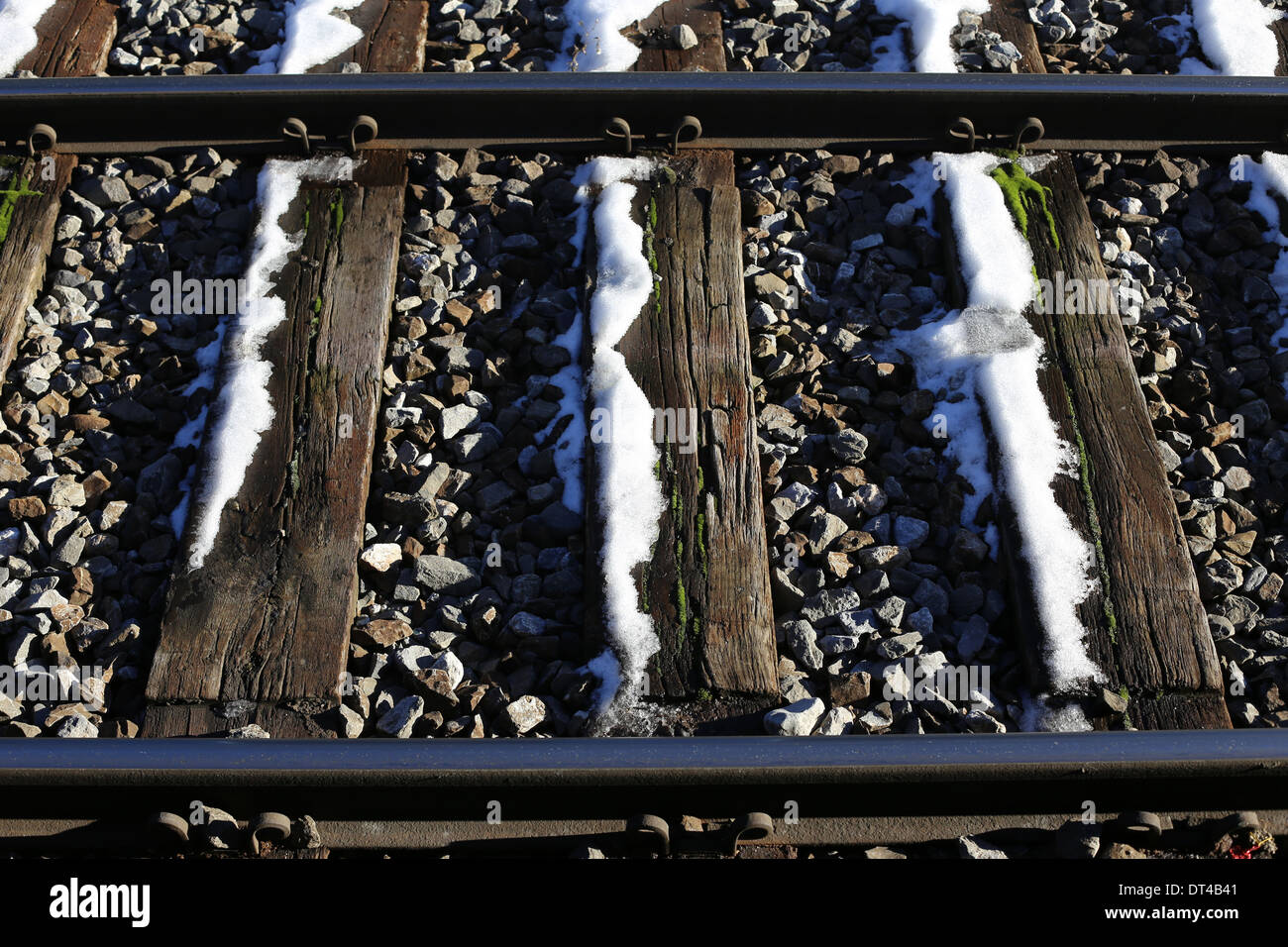 Gleise unter Schnee Stockfoto