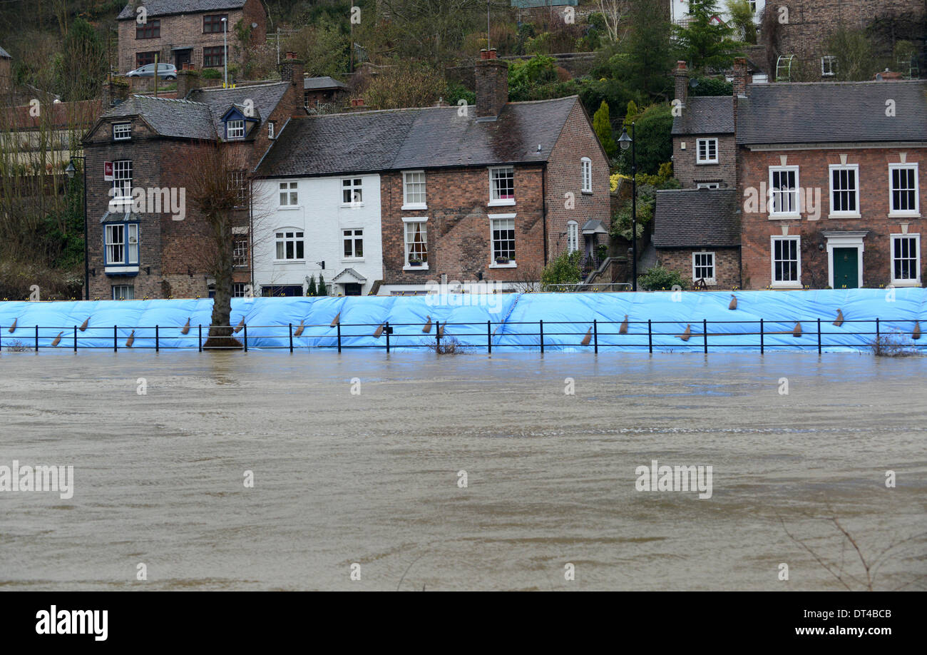 Grundstücke an der Wharfage, die durch die Hochwasserbarrieren der Umweltbehörde vor der Überschwemmung des Flusses Severn geschützt sind, während das Wasser weiter ansteigt. Kredit: David Bagnall Stockfoto