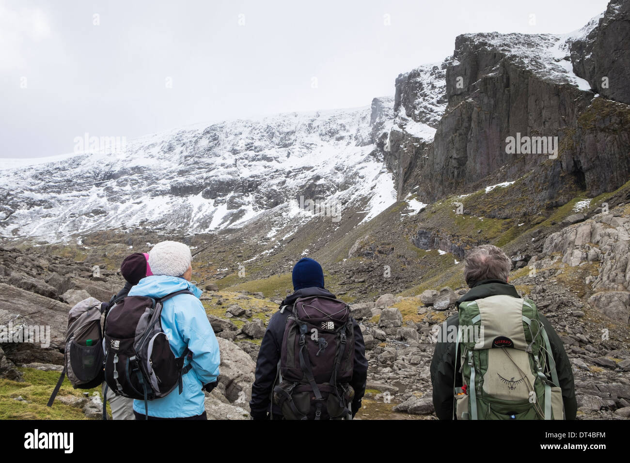 Wanderer im Cwm Brwynog Clogwyn Du'r Arddu betrachten, an den Hängen des Mount Snowdon in Berge von Snowdonia North Wales UK Stockfoto