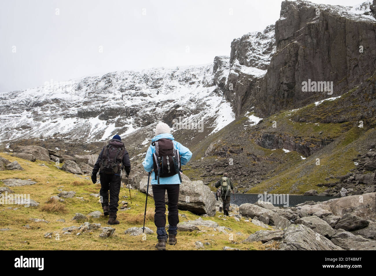 Wanderer im Cwm Brwynog vorbei unter Clogwyn Du'r Arddu an den Hängen des Mount Snowdon in Berge von Snowdonia North Wales UK Stockfoto