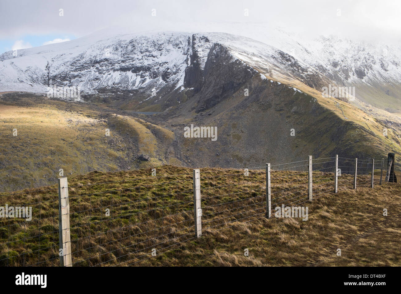 Blick auf Clogwyn Du'r Arddu über Cwm Brwynog an den Hängen des Mount Snowdon von Moel Cynghorion im Winter. Snowdonia Wales UK Stockfoto