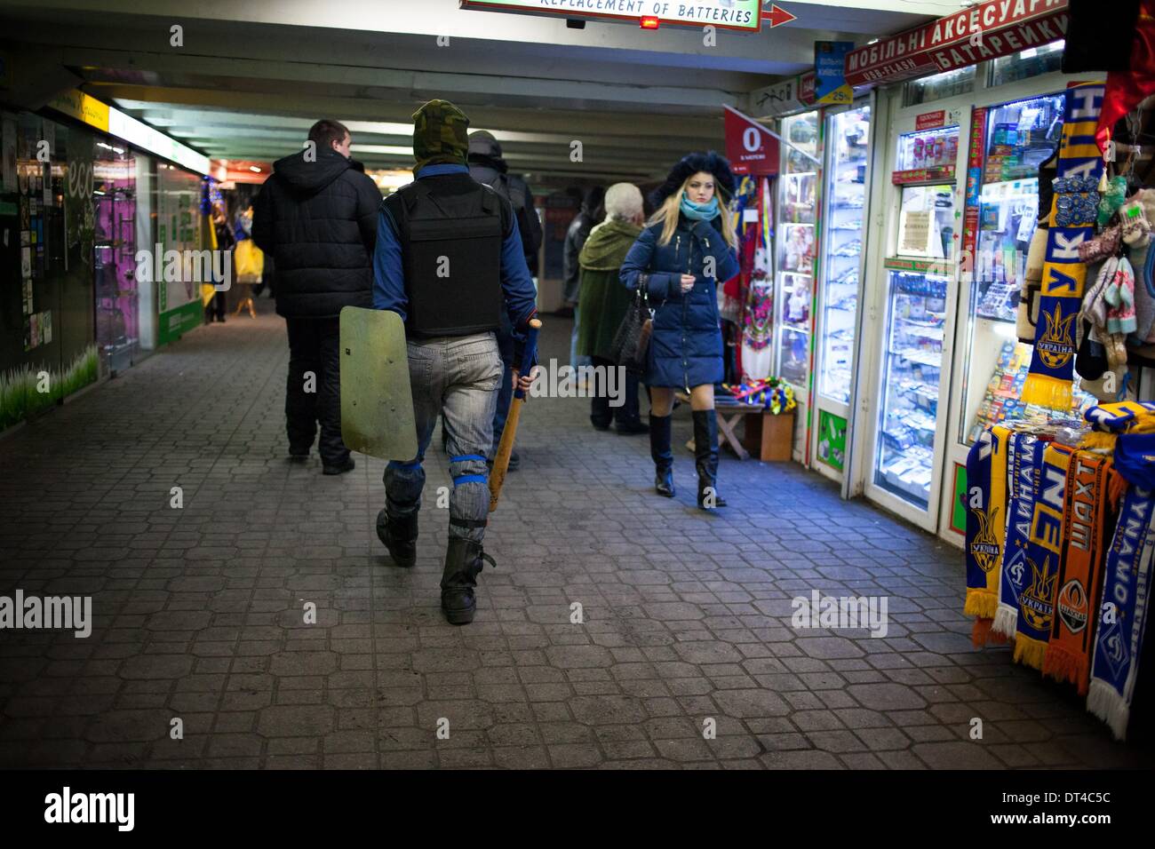 Kiew, Ukraine. 5. Februar 2014. Ein Anti-Demonstranten gekleidet mit einem Schild und eine Fledermaus Fuß von einer ziemlich ukrainischen Dame am 7. Februar 2014 in Kiew unabhängigen Platz. Die Euromajdan ist eine Welle der anhaltenden Demonstrationen und Unruhen in der Ukraine, die in der Nacht des 21. November 2013 mit öffentlichen Protesten fordern mehr Europäische Integration begann. Der Umfang der Proteste hat sich seitdem entwickelt, mit vielen Forderungen nach dem Rücktritt von Präsident Viktor Yanukovych und seiner Regierung und '' einen Willen zum Leben in UkraineÌâåÊÌâåÈ zu ändern. Foto von Emeric Fohlen/NurPhoto (Kredit-Bild: © Emeric Fohlen/NurPhoto Stockfoto