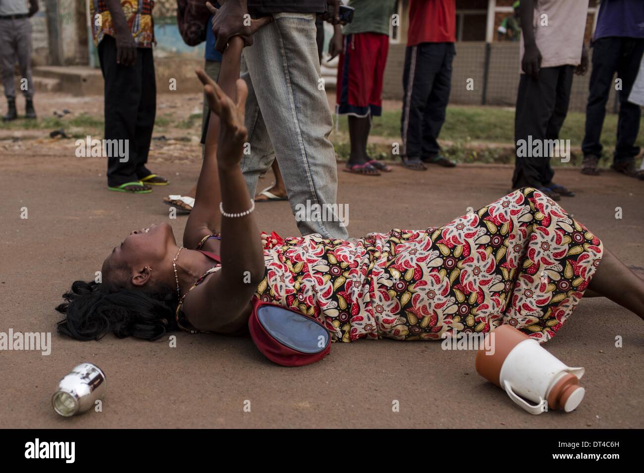 Bangui, Zentralafrikanische Republik. 7. Februar 2014. 7. Februar 2014 zivile Musulman war gelyncht und getötet durch Anti-Balaka. Er wurde in seinem Haus in PK5 Bereich dann Anti-Balaka kam, ihn zu töten. Sein Verwandter falled, als sie den Körper sah. Bildnachweis: Laurence Geai/NurPhoto/ZUMAPRESS.com/Alamy Live-Nachrichten Stockfoto