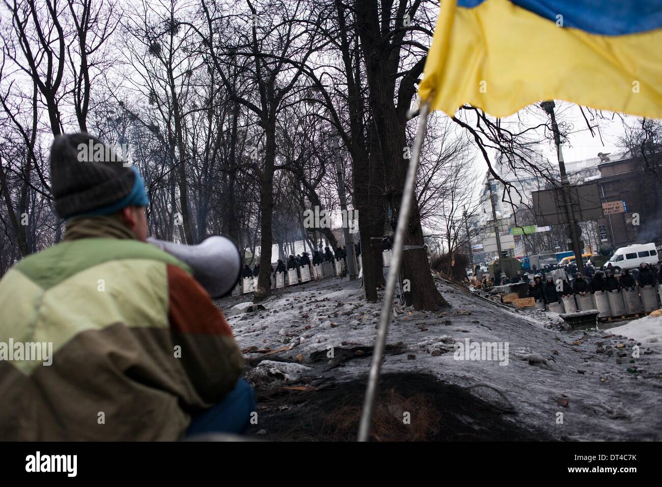 Kiew, Ukraine. 7. Februar 2014. Anti-Regierungs-Demonstranten sprechen bei der Polizei von den Barrikaden in der Nähe von Dynamo Stadiumon 7. Februar 2014. Die Euromajdan ist eine Welle der anhaltenden Demonstrationen und Unruhen in der Ukraine, die in der Nacht des 21. November 2013 mit öffentlichen Protesten fordern mehr Europäische Integration begann. Der Umfang der Proteste hat sich seitdem entwickelt, mit vielen Forderungen nach dem Rücktritt von Präsident Viktor Yanukovych und seiner Regierung und '' einen Willen zum Leben in UkraineÌâåÊÌâåÈ zu ändern. Foto von Emeric Fohlen/NurPhoto Credit: Emeric Fohlen/NurPhoto/ZUMAPRESS.com/Alamy Live-Nachrichten Stockfoto