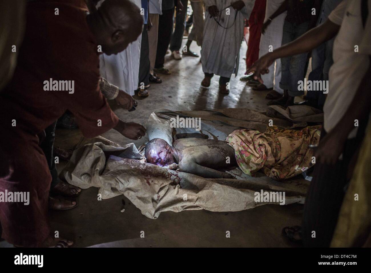 Bangui, Zentralafrikanische Republik. 7. Februar 2014. 7. Februar 2014 zivile Musulman war gelyncht und getötet durch Anti-Balaka. Er wurde in seinem Haus in PK5 Bereich dann Anti-Balaka kam, ihn zu töten. Der Körper ist in der Moschee von PK5 Bereich eingetroffen. Bildnachweis: Laurence Geai/NurPhoto/ZUMAPRESS.com/Alamy Live-Nachrichten Stockfoto