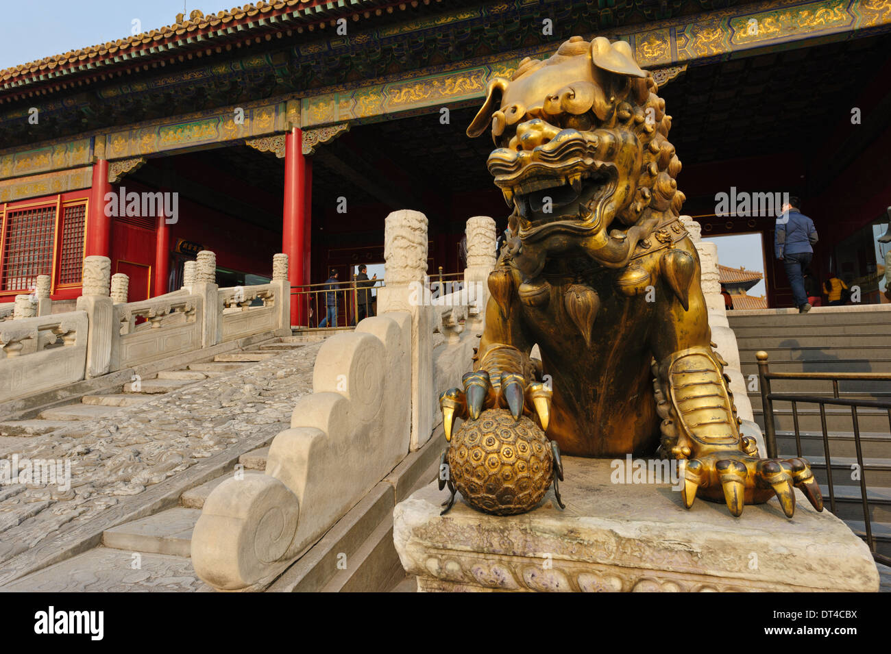Löwe vor Tor der Himmlischen Reinheit (Qianqingmen). Verbotene Stadt. Peking, China. Stockfoto