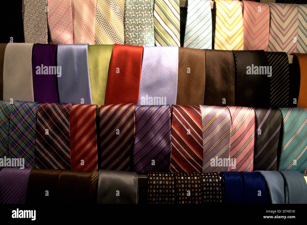 Herren Krawatten auf dem Display in Herren Boutique in KLCC, Kuala Lumpur Stockfoto