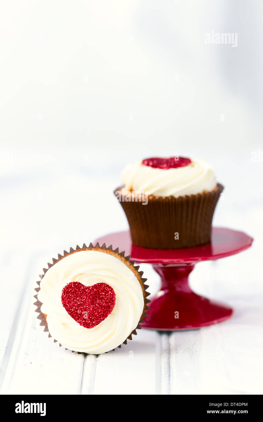 Valentine Cupcakes auf einem Mini-Kuchen-Ständer Stockfoto