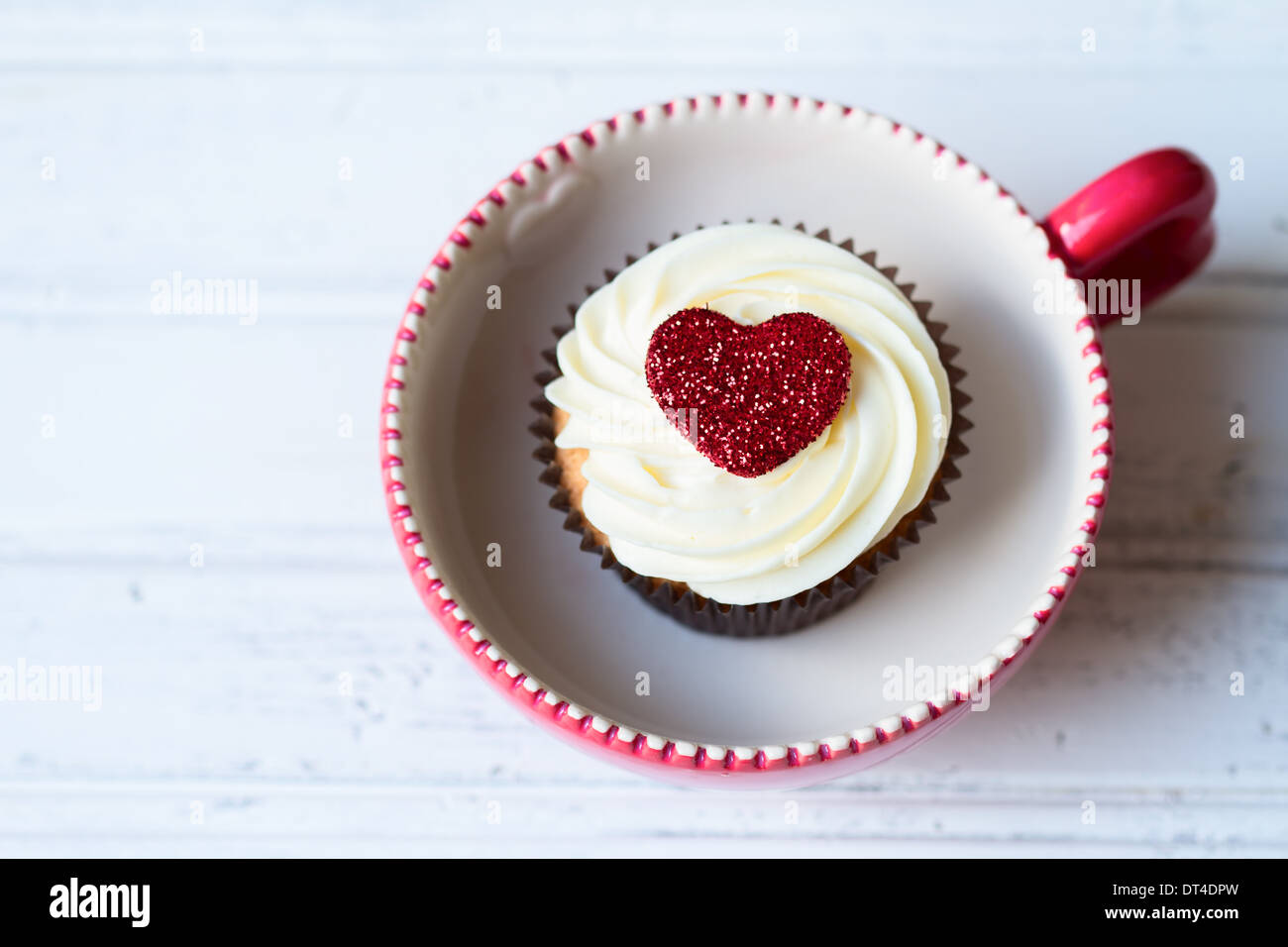 Valentine Cupcake in eine rote Tasse Stockfoto