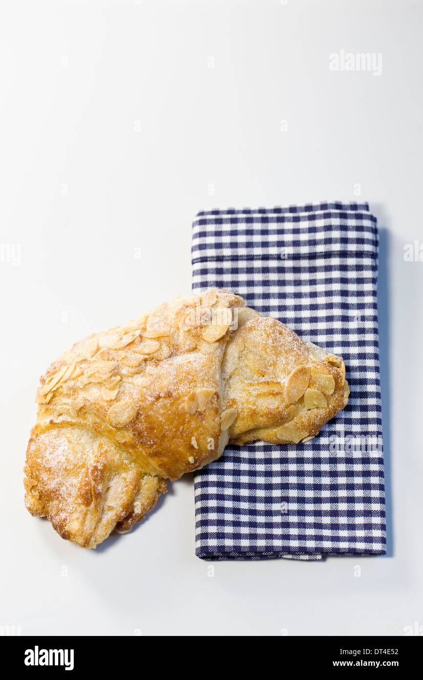 Mandel-Croissant. Einzelne halbmondförmige Blätterteig. Stockfoto