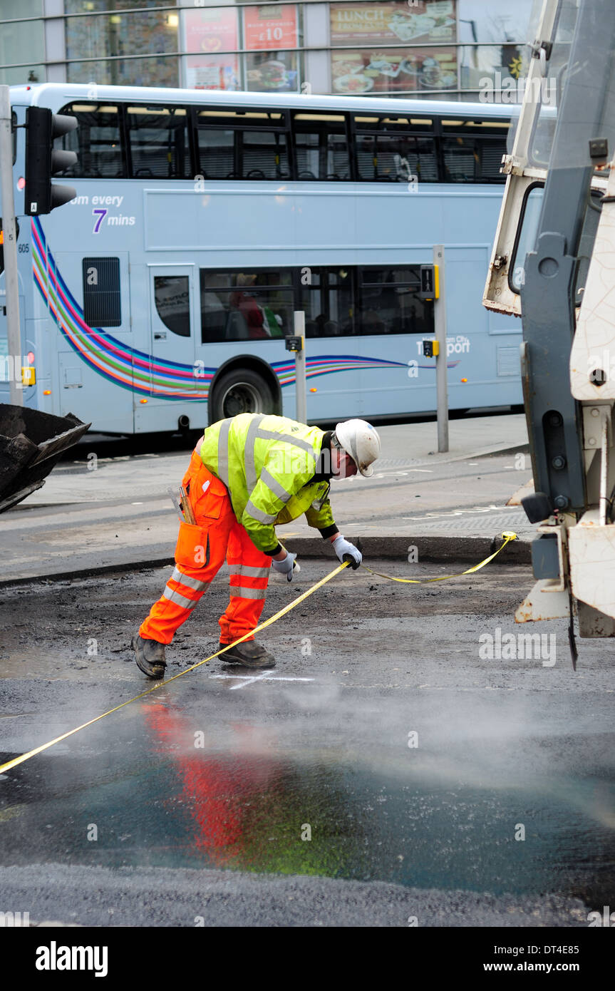 Straßenarbeiten, Reparatur Rohrbruch Wasser und Verlegung neuer Straßenbelag, Nottingham, UK. Stockfoto