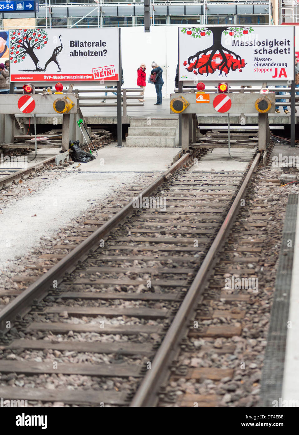 Zürich, 8. Februar 2014: Referendum Kampagne Plakate der Gegner (links) und Anhänger (rechts) von der Schweizer Volksabstimmung "Masseneinwanderung stoppen" am Ende einer Bahn verfolgen im Zürcher Hauptbahnhof einen Tag vor den Plebisziten stattfindet. Das kommende Schweizer Referendum feste Quoten auf Zuwanderung aus EU-Ländern und macht (wenn von den Schweizern angenommen) setzen Sie ein Ende, die bestehenden bilateralen Treatys mit den EU.ons wieder eingeführt werden soll. Bildnachweis: Erik Tham/Alamy Live-Nachrichten Stockfoto