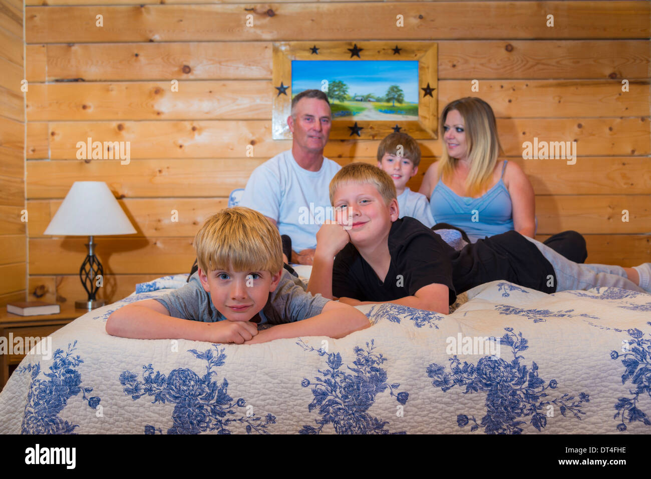 Familie im Bett Stockfoto