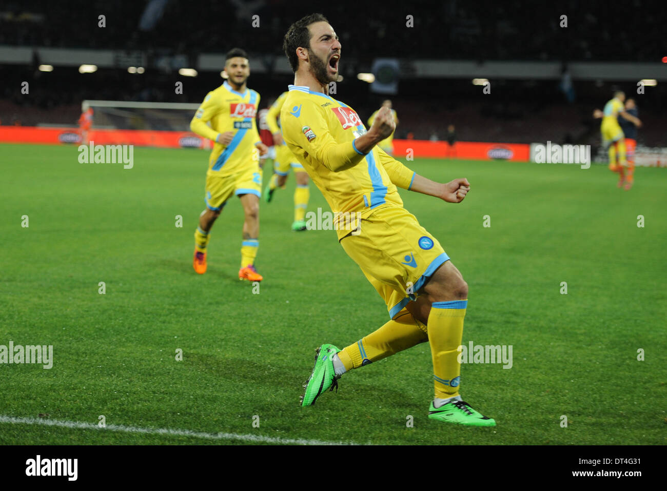 Neapel, Italien. 8. Februar 2014. Neapel, Italien 8. Februar 2014. Gonzalo Higuain feiert nach Scoringof SSC Napoli Football / Soccer: italienische Seria A match zwischen SSC Napoli und dem AC Mailand im Stadio San Paolo in Neapel, Italien. Bildnachweis: Franco Romano/NurPhoto/ZUMAPRESS.com/Alamy Live-Nachrichten Stockfoto